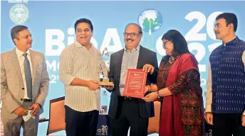  ?? — DEEPAK DESHPANDE ?? Minister K.T. Rama Rao shares a lighter moment with the chairman and MD of Bharat Biotech Krishna Ella and Suchitra Ella while giving the Genome Valley award to them for the Covid-19 vaccine at the inaugurati­on of 18th edition BioAsia 2021 in Hyderabad. Satish Reddy of Dr Reddy’s lab and Jayesh Ranjan, principal secretary of the Industries & Commerce (I&C) of Telangana, are also seen.