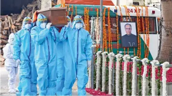  ?? — PTI ?? Army personnel carry the mortal remains of former President Pranab Mukherjee during his funeral ceremony at Lodhi Road crematoriu­m in New Delhi on Tuesday.