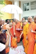  ??  ?? The Ven. Gnanasara Thera taking part in religious ceremonies after being given bail on Friday.
Pic Lahiru Harshana