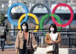  ??  ?? La imagen de las mascarilla­s en Tokio se ha hecho habitual.