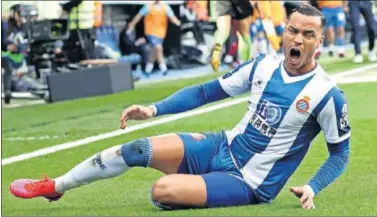  ??  ?? Raúl de Tomás celebra con rabia uno de los cinco goles que ha marcado esta temporada con el Espanyol.