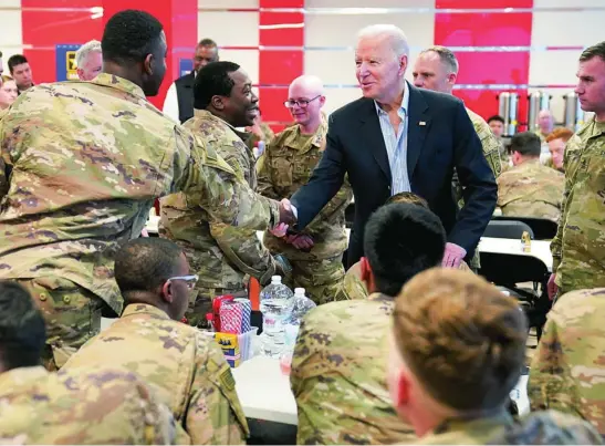  ?? AP ?? Joe Biden saluda a los soldados de EE UU en Rzeszow (Polonia)