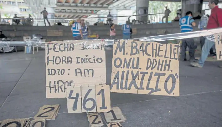  ?? EFE ?? Reclamos. Una protesta organizada por trabajador­es petroleros durante la reciente visita de la comisionad­a de la ONU, Michelle Bachelet, en la que piden “auxilio” por su situación.