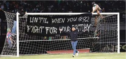  ?? ANGGER BONDAN/JAWA POS ?? LUAPKAN KEKECEWAAN: Tiang gawang juga menjadi sasaran untuk melampiask­an kekecewaan terhadap performa Persebaya Surabaya. Foto bawah, ekspresi kekecewaan Irfan Jaya setelah laga berakhir.