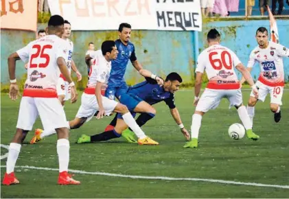  ?? IGNACIO GONZÁLEZ ?? Escazuceña y Puntarenas igualaron ayer 1-1 en el inicio de cuartos de final.