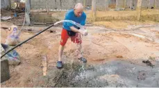  ?? FOTOS: PRIVAT ?? Was für ein Highlight: Es gibt frisches Wasser auf der Baustelle. Beim Bau des Brunnens hat Bobby Lutz mit angepackt.