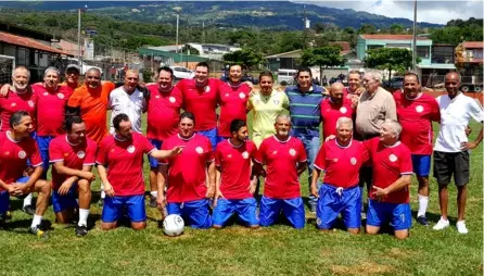  ?? MILTON MONTENEGRO ?? Amigos de fútbol de Sarapiquí Salazar se reunieron en el Roble de Santa Bárbara.