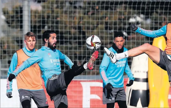  ??  ?? Isco y Kroos disputan el balón, en presencia de Odegaard y Mariano, durante el último entrenamie­nto del Madrid, celebrado ayer antes de medirse hoy al Alcoyano.