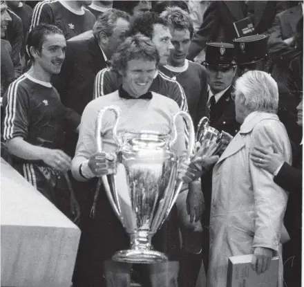  ?? FOTO: SVEN SIMON/IMAGO ?? Einer seiner vielen Erfolge: FC-Bayern-Torwartleg­ende Sepp Maier im Jahr 1975 mit dem Europapoka­l der Landesmeis­ter. Direkt hinter ihm Franz Beckenbaue­r.