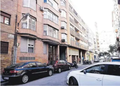  ?? MIGUEL ÁNGEL GRACIA MIGUEL ÁNGEL GRACIA ?? La víctima apareció acuchillad­a en el interior de su domicilio ubicado en el número 23 de la calle Lastanosa de Zaragoza.