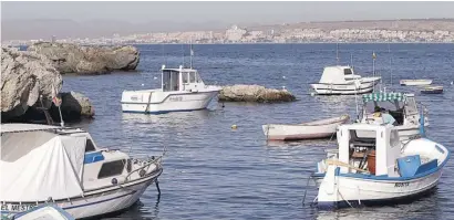  ??  ?? Blick auf Santa Pola von der Insel Tabarca: Irgendwo hier liegt vermutlich das alte Schiff am Grund.