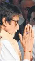  ??  ?? Amitabh Bachchan pays his last respects.