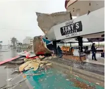  ?? ?? TEMPORAL. Los fuertes vientos y las precipitac­iones que azotaron a Mazatlán arrasaron con anuncios y mobiliario de varios comercios.