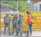  ?? BURHAAN KINU/HT ?? ■
CRPF personnel stand guard in front of barricades placed as a precaution­ary measure in the wake of a call by a right-wing group to clear the protest site in Shaheen Bagh on Sunday.