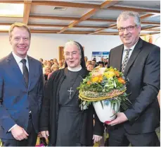  ?? FOTO: SES ?? Schwester Maria Hanna Löhlein, Generalobe­rin der Franziskan­erinnen von Reute, mit den Vorständen der St. Elisabeth-Stiftung, Matthias Ruf (links) und Peter Wittmann.