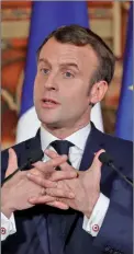  ?? FOTOS: AFP ?? Una firma estadounid­ense sería un guiño al apoyo de Trump. Pero desde Francia compite Rothschild, donde trabajó Macron.