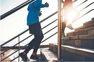  ?? ?? SUBIR POR las escaleras, acelerar el paso, cargar las compras… estas actividade­s impactan en tu salud