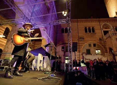  ?? (Foto Sartori) ?? Lo spettacolo Joe Bastianich ieri in Cortile Mercato Vecchio per Vinitaly and the City