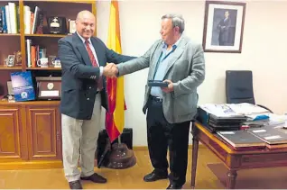  ??  ?? Ο ένας είναι γενικός γραμματέας σε ελληνικό υπουργείο, ο άλλος γενικός διευθυντής σε ισπανικό υπουργείο. Βρείτε ποιος είναι ποιος...