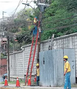  ?? FOTO: EL HERALDO ?? Los consumidor­es de la ENEE pagan costos fijos mensuales por el servicio de energía eléctrica que reciben.