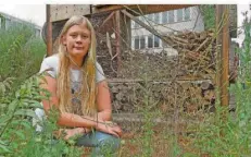  ?? FOTO: BECKERBRED­EL ?? Mirja Schütz, 13, hat beim „BioLogo“Wettbewerb Platz eins ihrer Leistungsg­ruppe erreicht, hier am Albert-Einstein-Gymnasium in Völklingen.