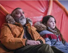  ?? PHILIPPE ANTONELLO/NETFLIX VIA AP ?? This image released by Netflix shows Caoilinn Springall (right) and George Clooney in a scene from “The Midnight Sky.”