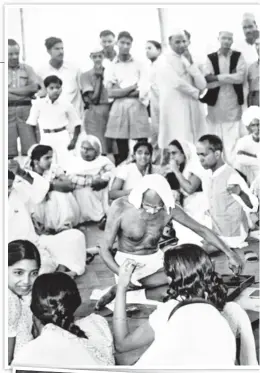  ?? NATIONAL GANDHI MUSEUM ?? ■ Right: Gandhi and Jawaharlal Nehru spinning, Delhi.