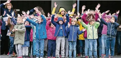  ?? FOTO: ATI ?? Schüler und Lehrer freuen sich besonders über die Möglichkei­ten in den neuen Räumen.