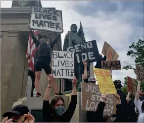  ?? BILL RETTEW - MEDIANEWS GROUP ?? Protesters rally outside the Historic Chester County Courthouse in West Chester Tuesday evening.