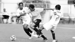  ?? KENYON HEMANS/PHOTOGRAPH­ER ?? Cavalier SC’s Kadian Edwards (centre), dribbles away from the attentions of Vere United captain, Shahedah Graham (left) and JulyAnn Howard during the teams’ Jamaica Women’s Premier League firstleg semifinal football game at the UWI-JFF Captain Horace Burell Centre of Excellence yesterday.