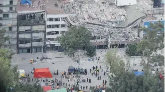  ?? REBECCA BLACKWELL/THE ASSOCIATED PRESS ?? Rescue workers search for people trapped inside a collapsed building in the Roma Norte neighbourh­ood of Mexico City on Wednesday. Mexicans are digging through wreckage, trying to save people trapped under schools, homes and businesses toppled by...