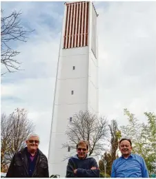  ?? Foto: privat ?? Vor dem sanierten Turm der Heilig-geist-kirche (von links): Rudolf Boemer als Vertreter des Kirchengem­einderats mit den Mesnern Peter Werner und Roman Rückner.