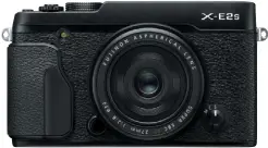  ??  ?? Kompakt und leicht Die X-E2S ist die kompaktest­e, leichteste und neben der X-T10 auch die günstigste Kamera, die mit Fujifilms X-Trans-Sensor arbeitet: Sie misst in der Tiefe lediglich 3,7cm, wiegt weniger als 350 g und kostet rund 700 Euro.