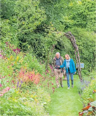  ?? Pictures: Steve MacDougall. ?? Above: James and Victoria Hope Thomson, from Perth, at Branklyn Garden; below: regular visitors Richard and Sally Mottram, from Cupar, enjoy a cuppa.