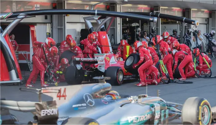  ?? FOTO: LEHTIKUVA / AFP / VALDRIN XHEMAJ ?? I RAMPLJUSET. Sebastian Vettel och Lewis Hamilton har alla ögon på sig också under helgens tävling i Österrike.