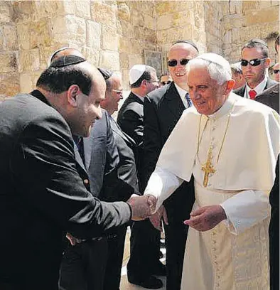  ?? COURTESY FATHER RAYMOND J. DE SOUZA ?? Father Raymond J. de Souza met Pope Benedict XVI at the Western Wall, Judaism’s holiest prayer site, in May of 2009 during the pontiff ’s visit to Jerusalem.