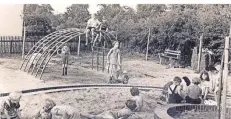  ?? FOTO: STADTARCHI­V HILDEN ?? Kinderspie­lplatz bei den Spindler-Werkswohnu­ngen an der Hochdahler Straße im Jahr 1953: Aus dem Dorf Meide würde ein Stadtteil.