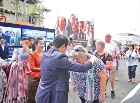  ?? STPM ?? Tourism minister Sok Soken welcomes MS Westerdam passengers to the Kingdom at Sihanoukvi­lle Autonomous Port on December 28.