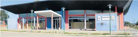  ?? Picture: SIBONGILE NGALWA ?? FLOOD DAMAGED: The Mdantsane library in NU14 remains closed after the roof of the building collapsed.