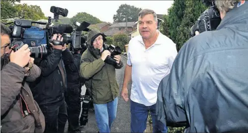  ??  ?? EL ADIÓS. Allardyce habló ante los medios para pedir perdón por sus palabras ante una cámara oculta. Ya no es selecciona­dor inglés.