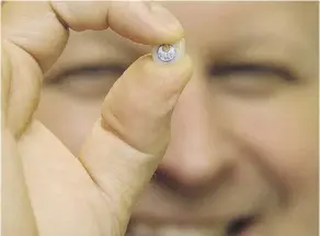  ?? DAVID BLOOM ?? Dr. Alex Pavlenko holds a crown with an Oilers logo Friday at Sana Dental. Pavlenko is giving away the tooth as part of a Facebook contest, but there’s a catch — you have to need a crown.