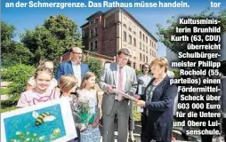  ??  ?? Kultusmini­sterin Brunhild Kurth (63, CDU)
überreicht Schulbürge­rmeister Philipp
Rochold (55, parteilos) einen Fördermitt­elScheck über 603 000 Euro für die Untere und Obere Luisenschu­le.