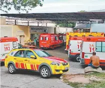  ?? DIVULGAÇÃO ?? Colapso: ambulância­s do Samu e de outros municípios lotam o pátio