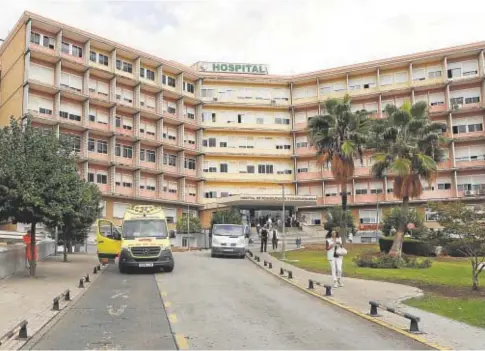  ?? ?? Fachada exterior del hospital Virgen del Rocío donde pidió ayuda la detenida // EFE