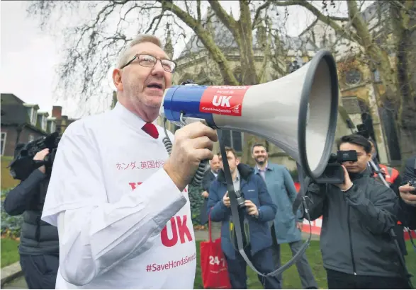  ??  ?? Unite-Generalsek­retär Len McCluskey beim Arbeitskam­pf: Die Industrieg­ewerkschaf­t verliert an Einfluss auf Labour.