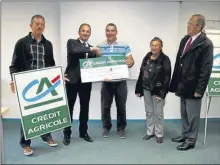  ??  ?? Remise d’un chèque à l’etoile Cycliste de Montesquie­u par le directeur du Crédit Agricole de Moissac