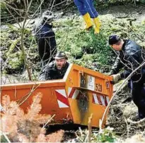  ??  ?? Hauruck: Lützerodas Bürgermeis­ter Reinhard Franke packte mit  weiteren Helfern an und schob containerw­eise Müll aus dem Bachbett. Foto: Katja Dörn