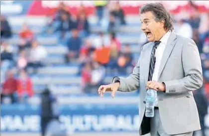  ??  ?? Rubén Omar Romano dijo estar sorprendid­o por la decisión del Atlas de cesarlo este lunes, un día después de la derrota (3-1) ante el Veracruz, ambos equipos con riesgo de descenso. “No sé qué pasó, ya estábamos planeando la nueva temporada”, dijo el...