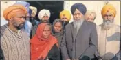  ??  ?? SGPC president Gobind Singh Longowal with members of the Dalit Sikh family in Sangrur on Sunday. HT PHOTO