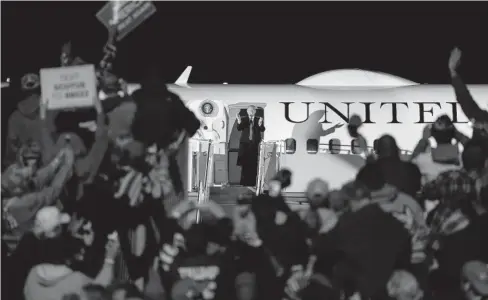  ?? FOTO: AP ?? > Reciben a Donald Trump en Miami para su acto de campaña de este jueves.